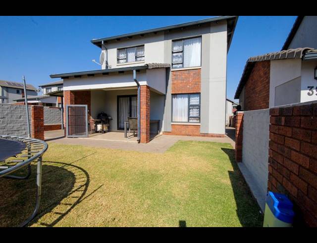 3 BEDROOM TOWNHOUSE FOR SALE IN AMBERFIELD
